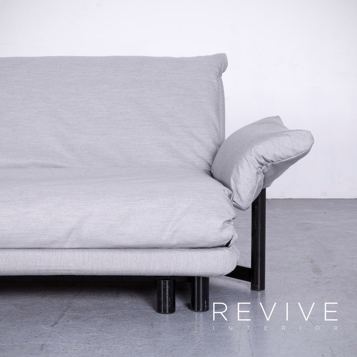 Canapé trois places Multy Designer de Ligne Roset en tissu gris, fonction convertible avec accoudoirs