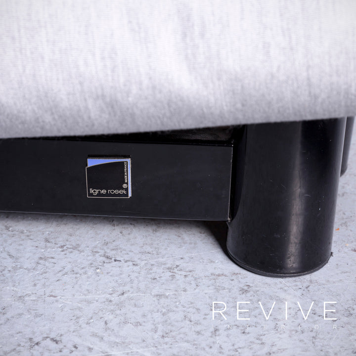 Canapé trois places Multy Designer de Ligne Roset en tissu gris, fonction convertible avec accoudoirs