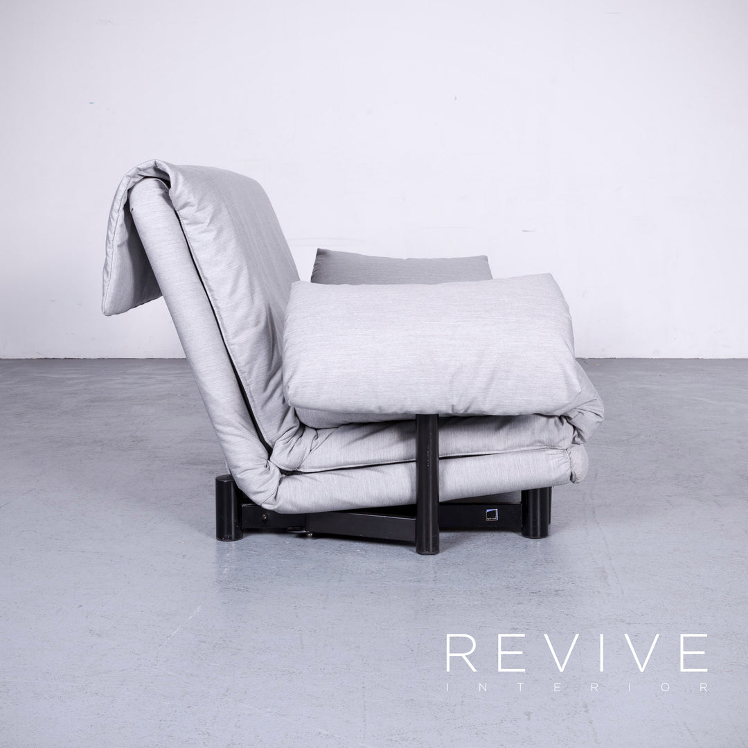 Canapé trois places Multy Designer de Ligne Roset en tissu gris, fonction convertible avec accoudoirs