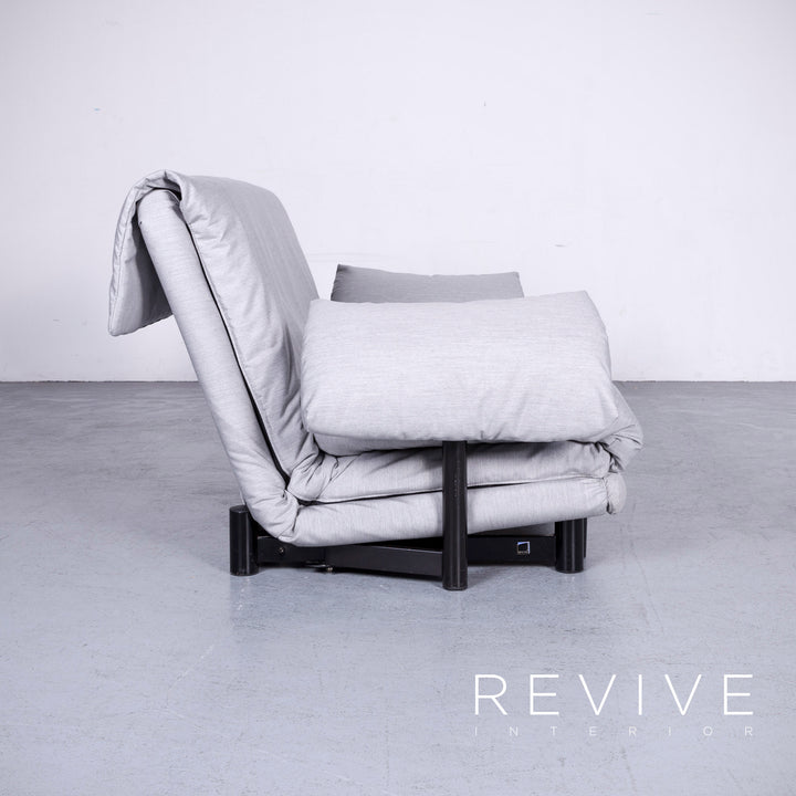 Canapé trois places Multy Designer de Ligne Roset en tissu gris, fonction convertible avec accoudoirs