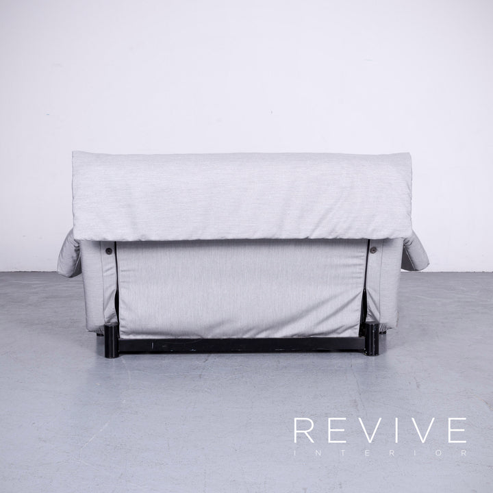 Canapé trois places Multy Designer de Ligne Roset en tissu gris, fonction convertible avec accoudoirs