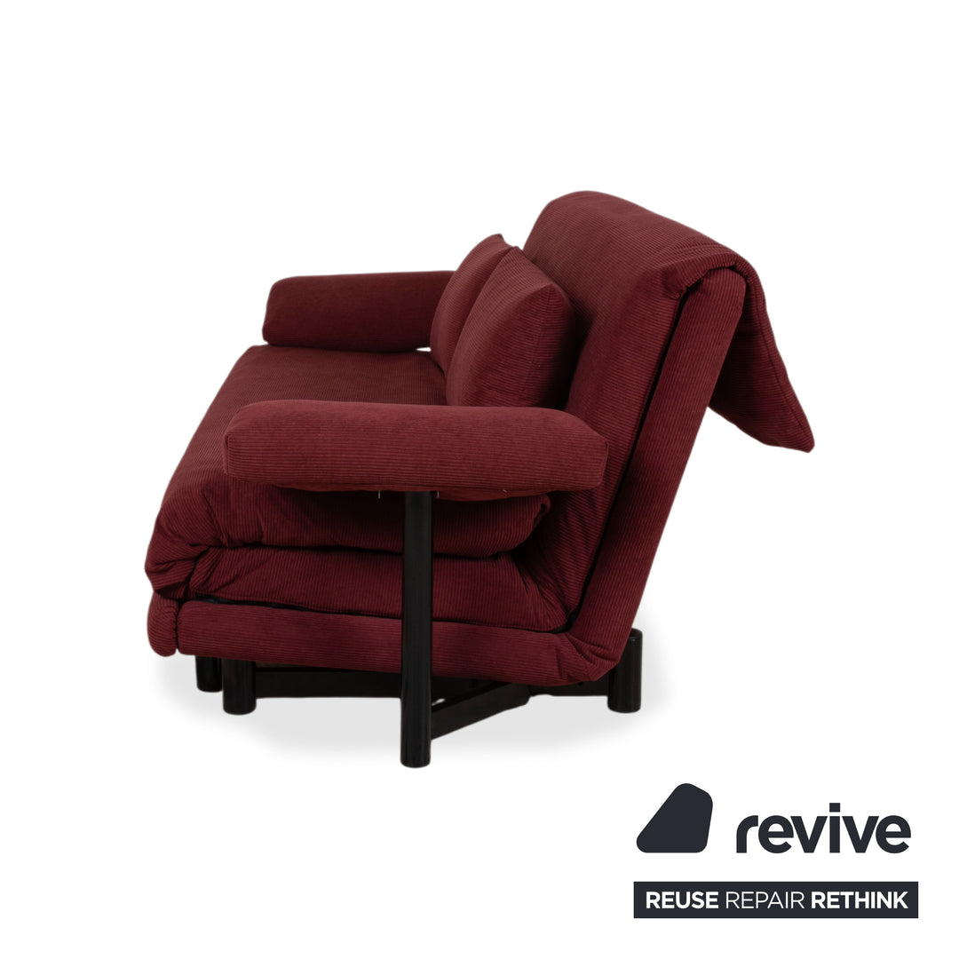 Ligne Roset Multy Canapé trois places avec accoudoirs en velours côtelé rouge, fonction couchage manuelle, housse neuve ALUNA 248