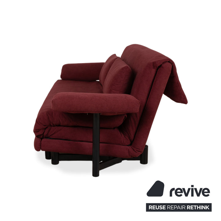 Ligne Roset Multy Canapé trois places avec accoudoirs en velours côtelé rouge, fonction couchage manuelle, housse neuve ALUNA 248