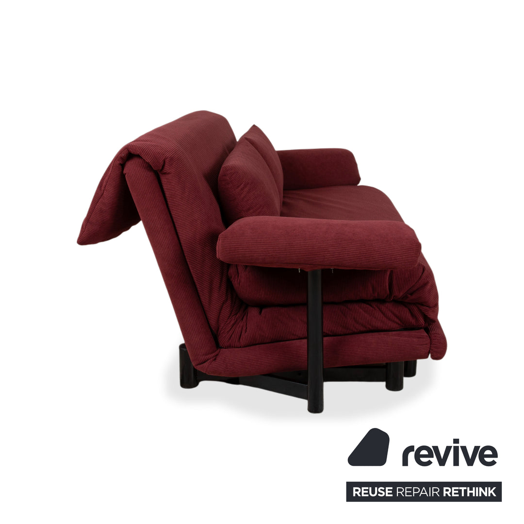 Ligne Roset Multy Canapé trois places avec accoudoirs en velours côtelé rouge, fonction couchage manuelle, housse neuve ALUNA 248
