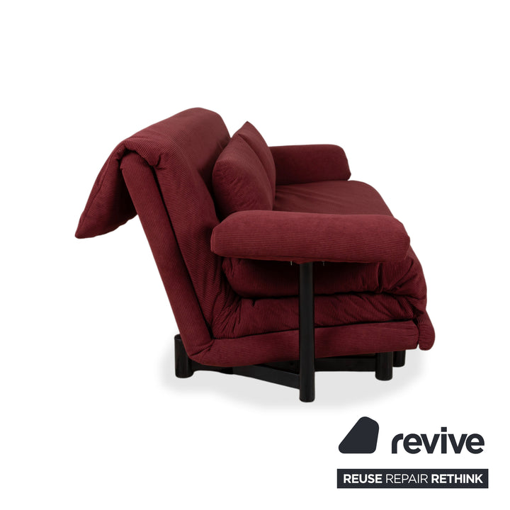 Ligne Roset Multy Canapé trois places avec accoudoirs en velours côtelé rouge, fonction couchage manuelle, housse neuve ALUNA 248