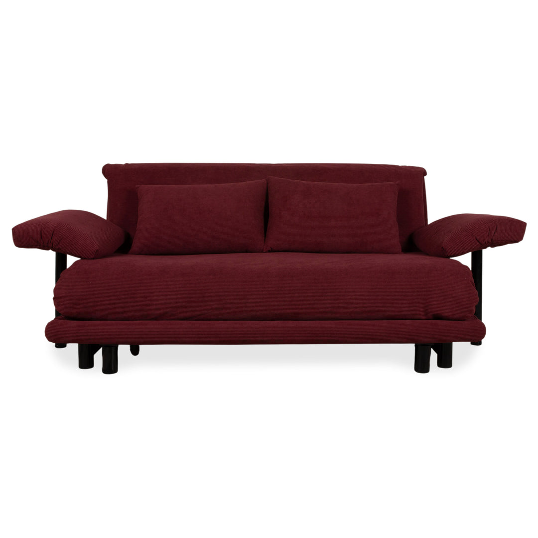 Ligne Roset Multy Canapé trois places avec accoudoirs en velours côtelé rouge, fonction couchage manuelle, housse neuve ALUNA 248