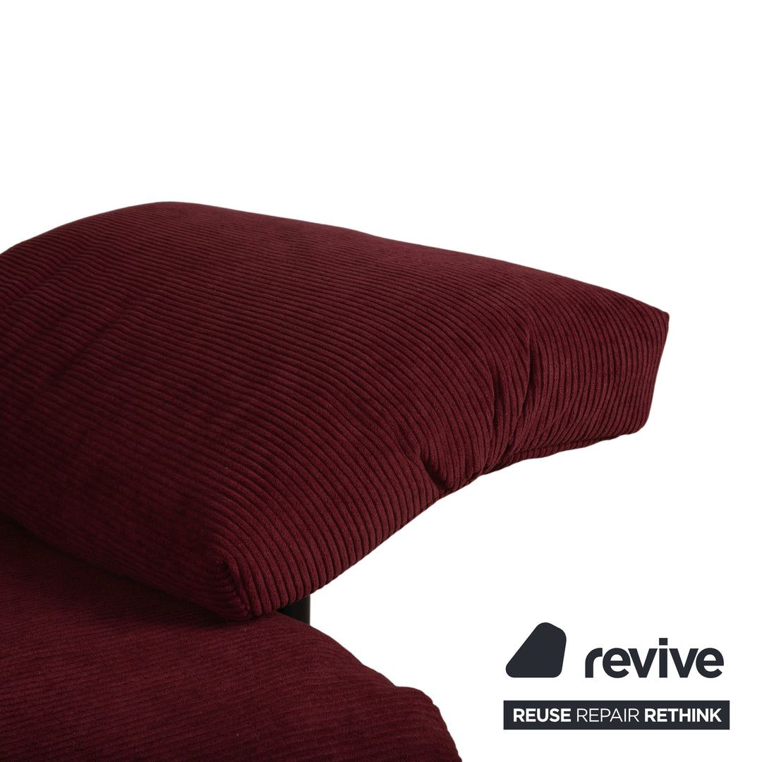 Ligne Roset Multy Canapé trois places avec accoudoirs en velours côtelé rouge, fonction couchage manuelle, housse neuve ALUNA 248