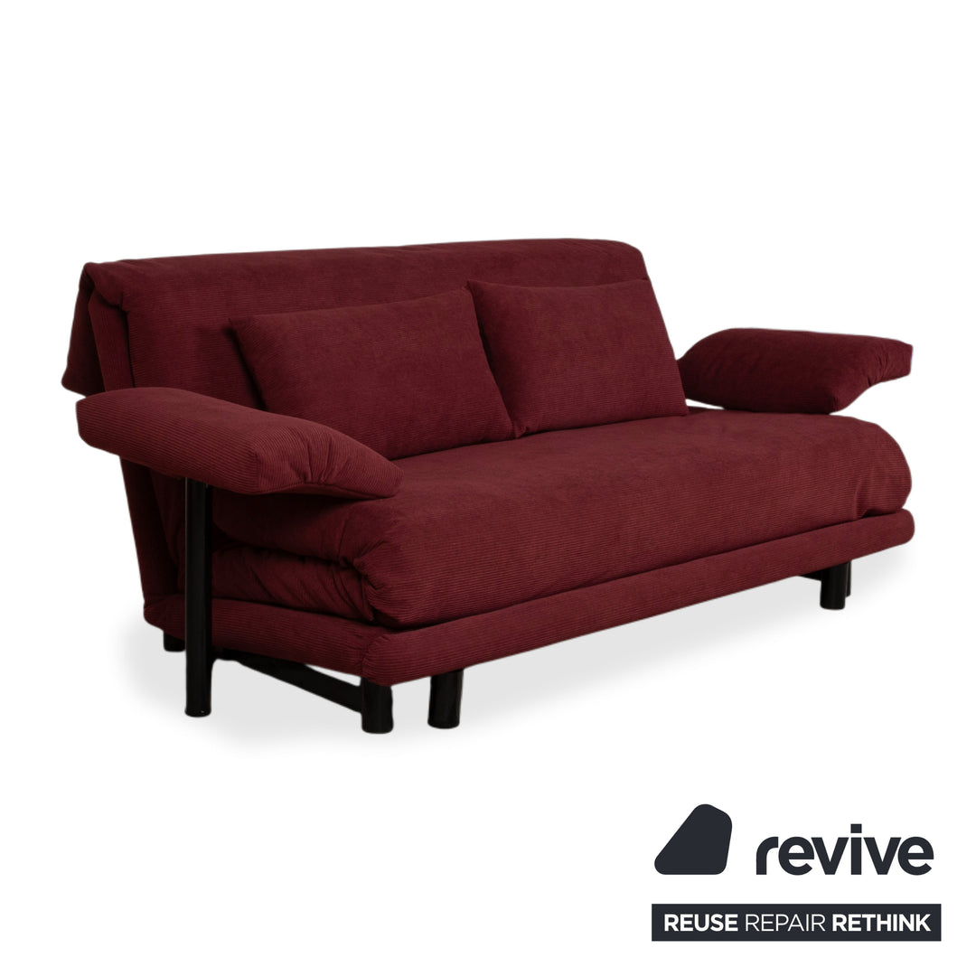 Ligne Roset Multy Canapé trois places avec accoudoirs en velours côtelé rouge, fonction couchage manuelle, housse neuve ALUNA 248