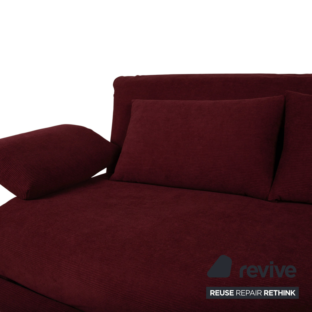 Ligne Roset Multy Canapé trois places avec accoudoirs en velours côtelé rouge, fonction couchage manuelle, housse neuve ALUNA 248