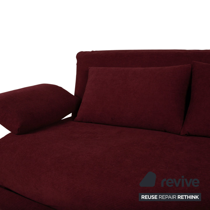 Ligne Roset Multy Canapé trois places avec accoudoirs en velours côtelé rouge, fonction couchage manuelle, housse neuve ALUNA 248
