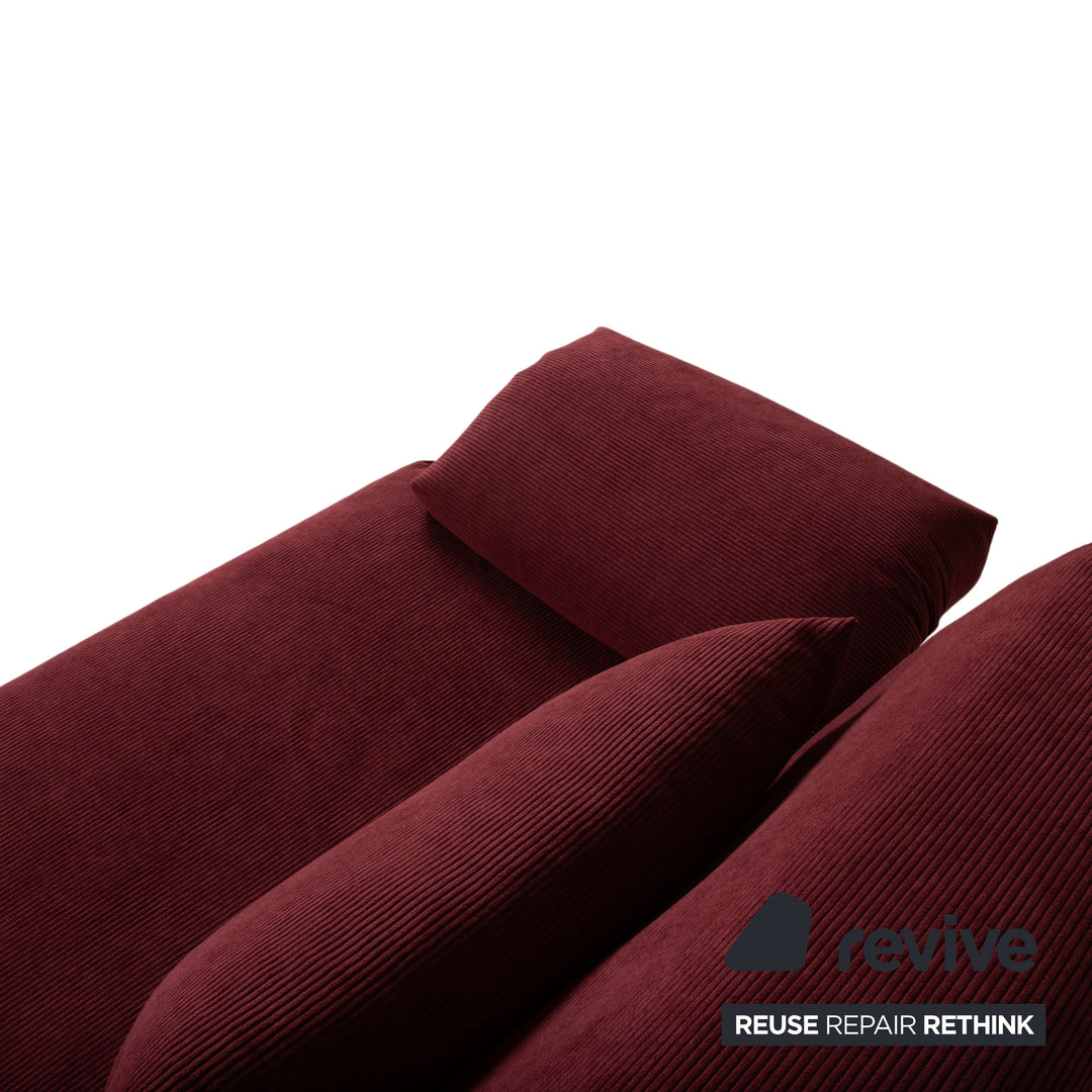Ligne Roset Multy Canapé trois places avec accoudoirs en velours côtelé rouge, fonction couchage manuelle, housse neuve ALUNA 248
