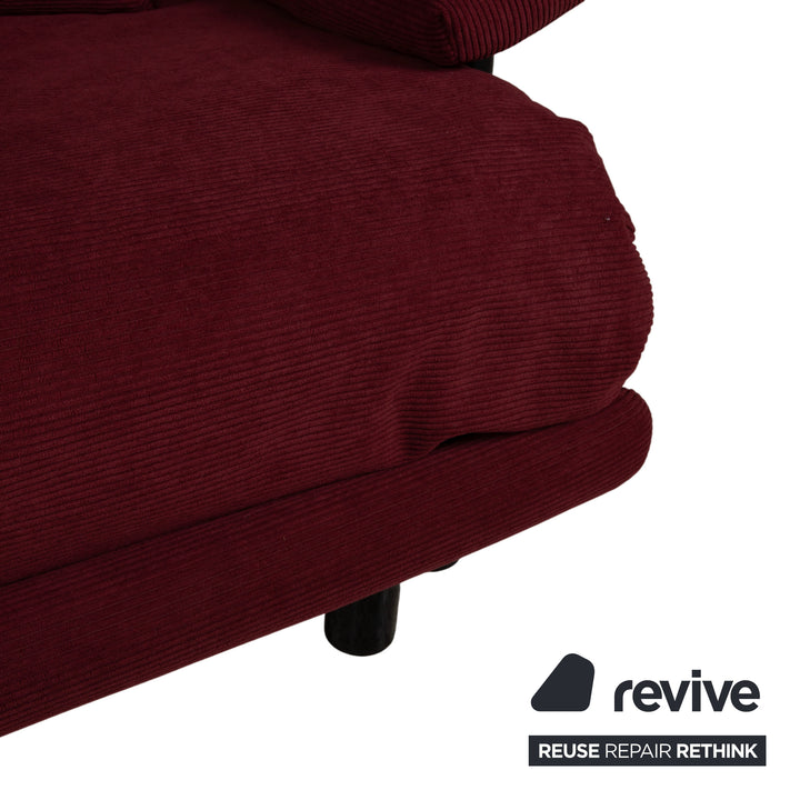 Ligne Roset Multy Canapé trois places avec accoudoirs en velours côtelé rouge, fonction couchage manuelle, housse neuve ALUNA 248