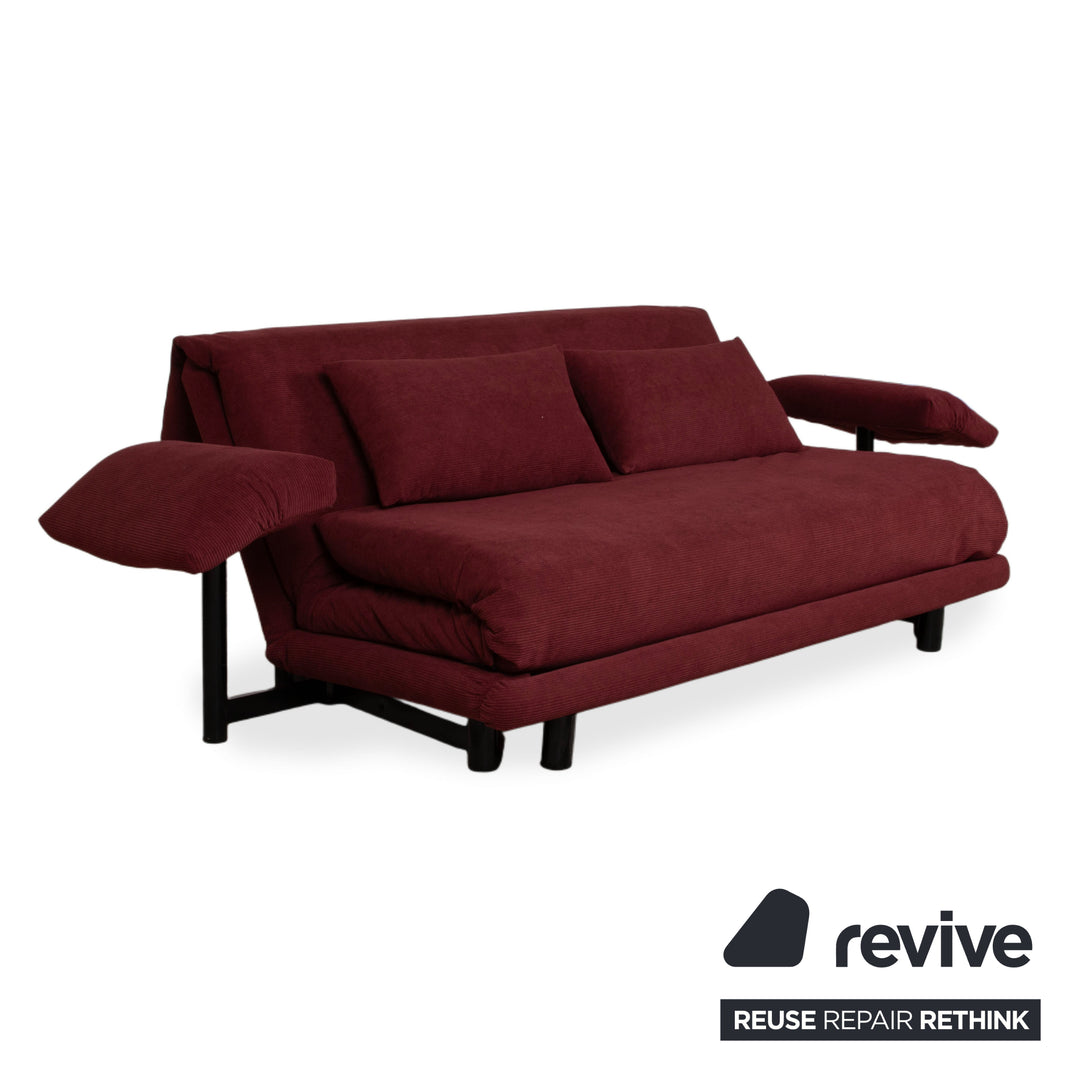Ligne Roset Multy Canapé trois places avec accoudoirs en velours côtelé rouge, fonction couchage manuelle, housse neuve ALUNA 248