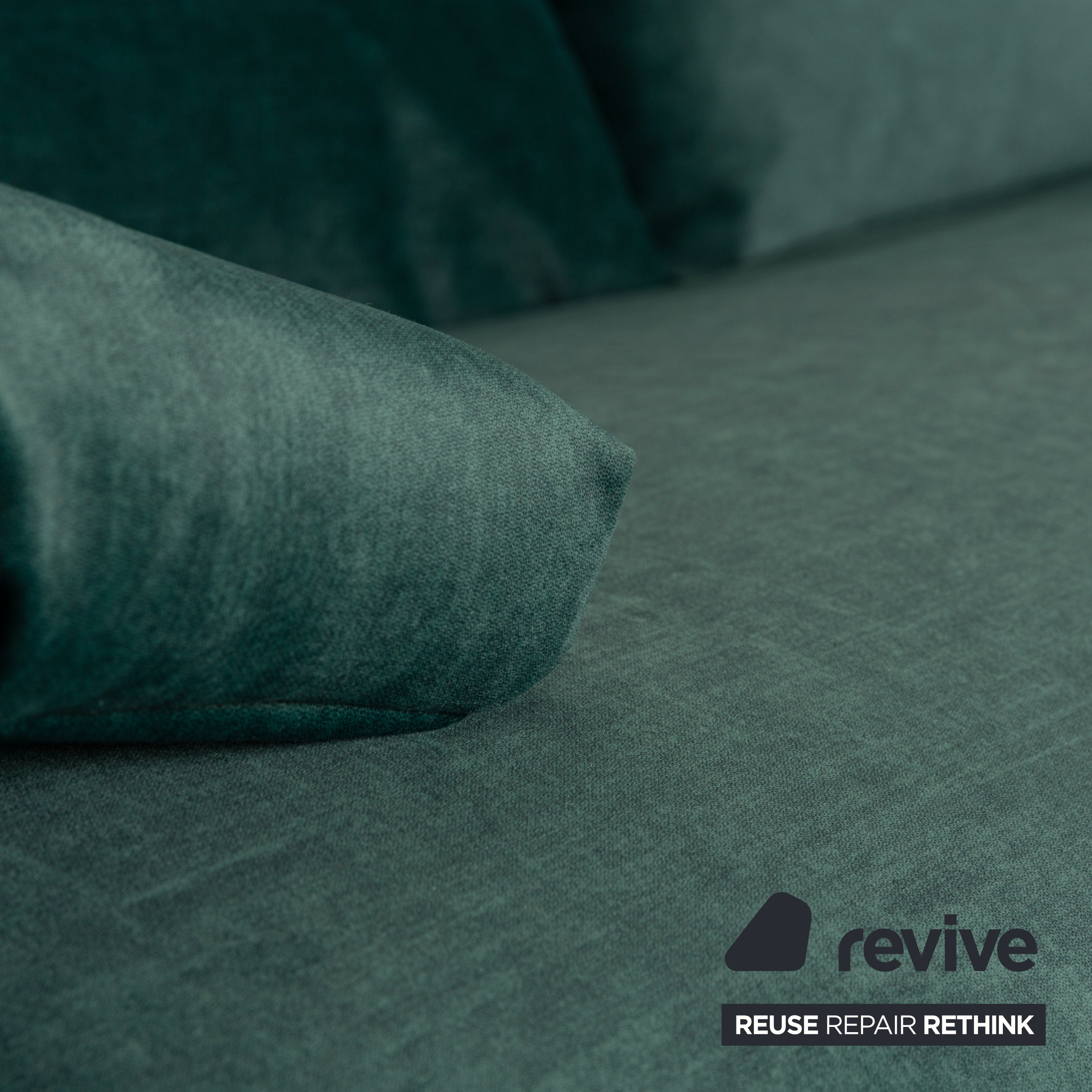 Canapé-lit trois places Ligne Roset Multy vert avec accoudoirs, housse neuve