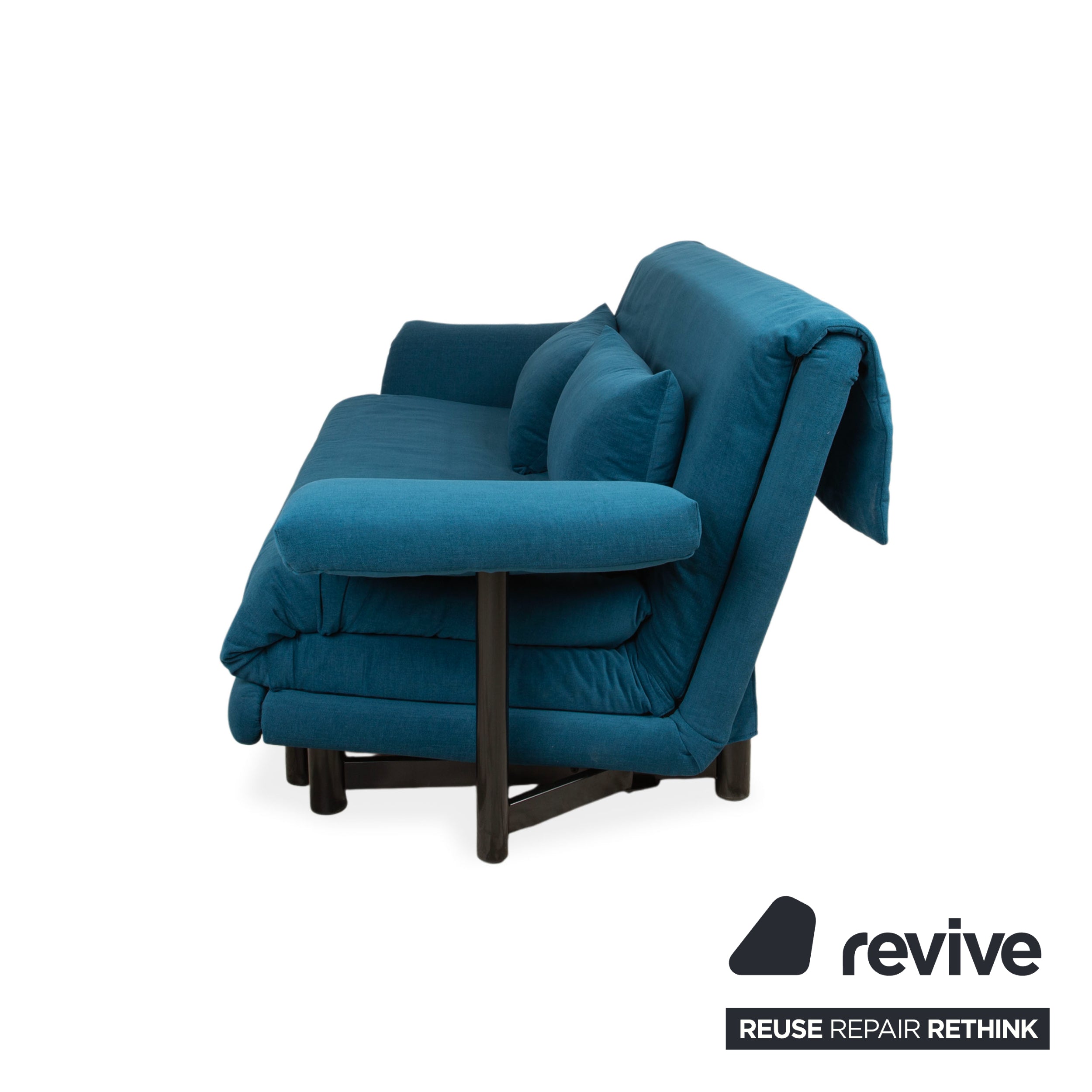 Canapé trois places Ligne Roset Multy, tissu bleu, accoudoirs compris, structure noire, fonction lit manuel, retapissé