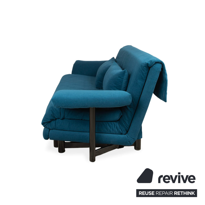 Canapé trois places Ligne Roset Multy, tissu bleu, accoudoirs compris, structure noire, fonction lit manuel, retapissé