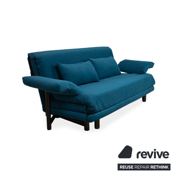 Canapé trois places Ligne Roset Multy, tissu bleu, accoudoirs compris, structure noire, fonction lit manuel, retapissé