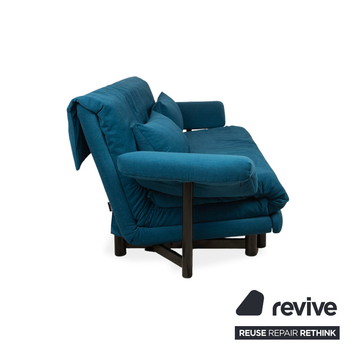 Canapé trois places Ligne Roset Multy, tissu bleu, accoudoirs compris, structure noire, fonction lit manuel, retapissé