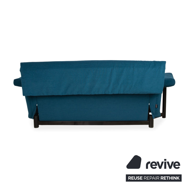 Canapé trois places Ligne Roset Multy, tissu bleu, accoudoirs compris, structure noire, fonction lit manuel, retapissé