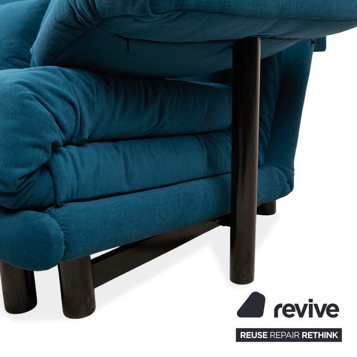 Canapé trois places Ligne Roset Multy, tissu bleu, accoudoirs compris, structure noire, fonction lit manuel, retapissé