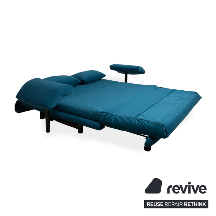 Canapé trois places Ligne Roset Multy, tissu bleu, accoudoirs compris, structure noire, fonction lit manuel, retapissé