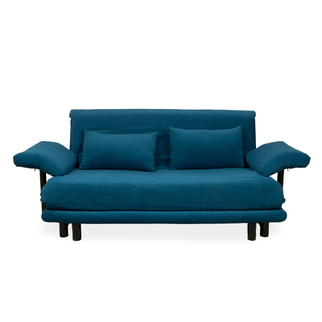 Canapé trois places Ligne Roset Multy, tissu bleu, accoudoirs compris, structure noire, fonction lit manuel, retapissé