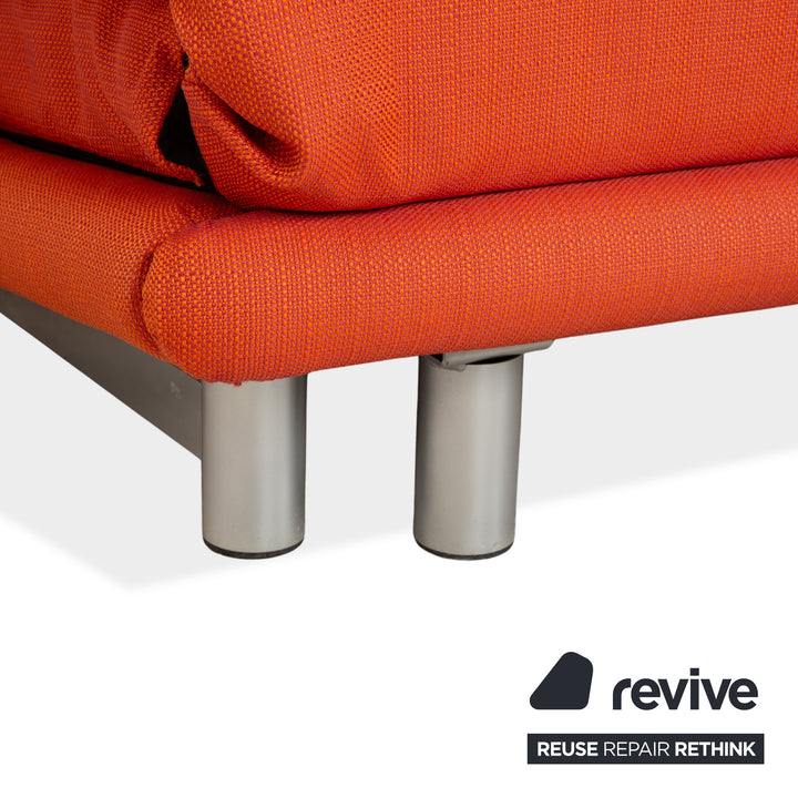 Canapé-lit manuel trois places Ligne Roset Multy, recouvert de tissu orange