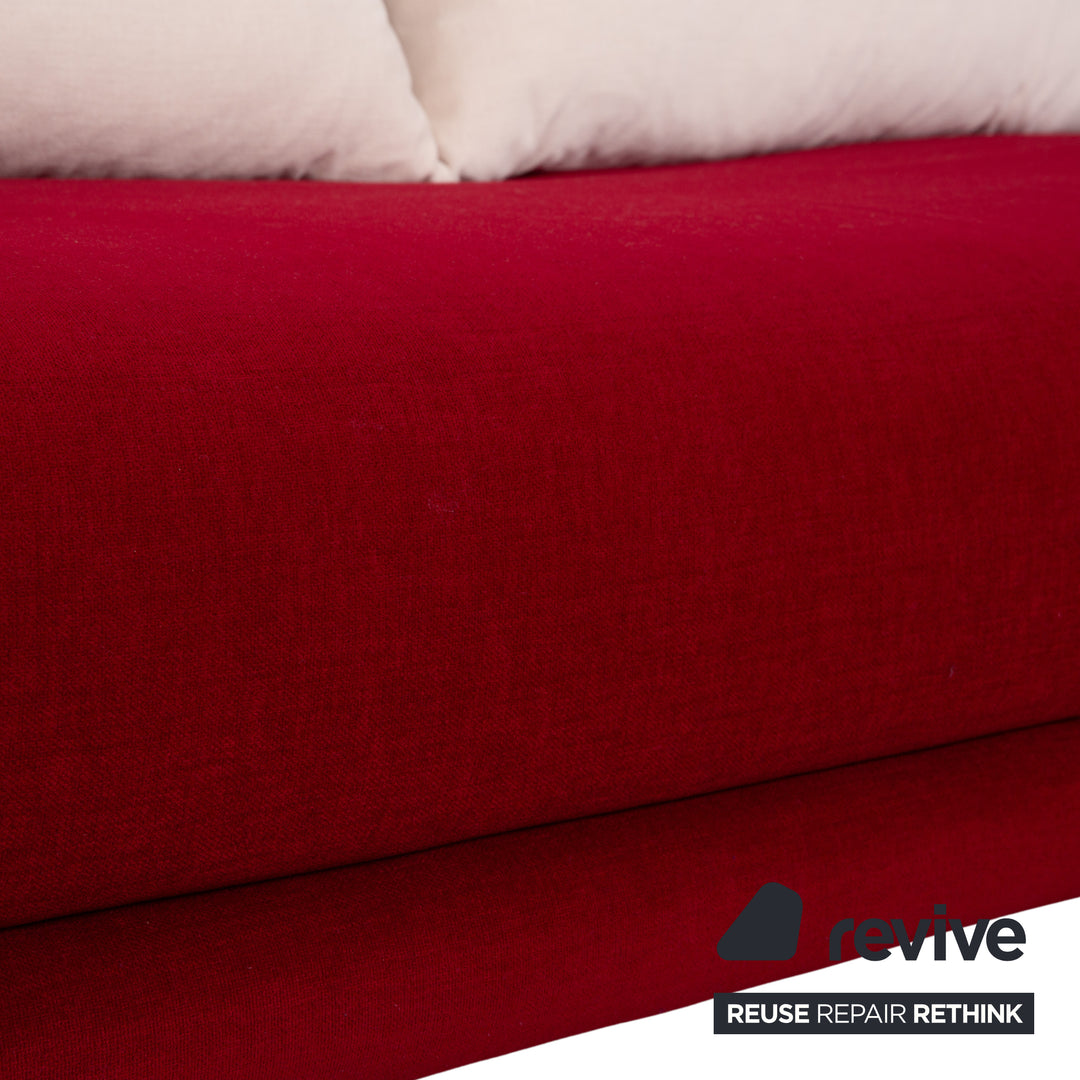 Canapé trois places Ligne Roset Multy, tissu rouge beige, structure noire, accoudoirs compris, retapissé, fonction lit manuelle.