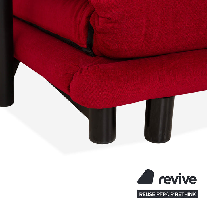 Canapé trois places Ligne Roset Multy, tissu rouge beige, structure noire, accoudoirs compris, retapissé, fonction lit manuelle.