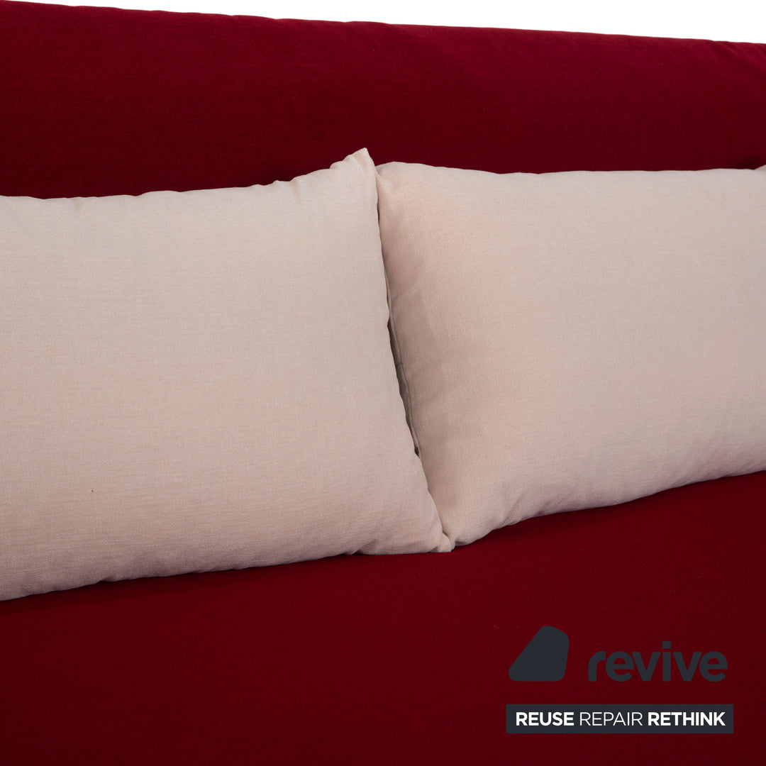 Canapé trois places Ligne Roset Multy, tissu rouge beige, structure noire, accoudoirs compris, retapissé, fonction lit manuelle.