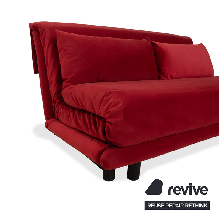 Canapé trois places Ligne Roset Multy, tissu rouge, structure noire, fonction lit manuel, retapissé