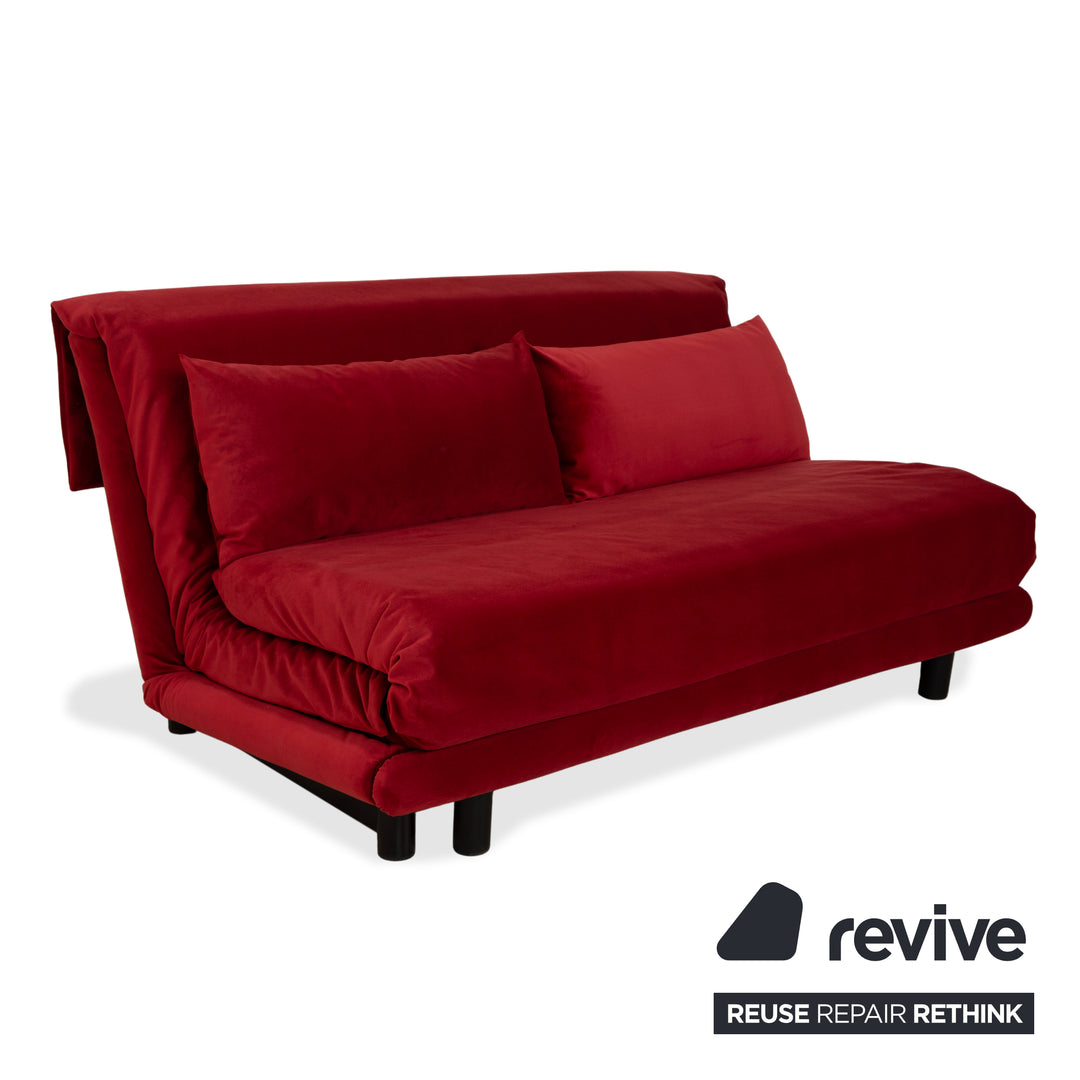 Canapé trois places Ligne Roset Multy, tissu rouge, structure noire, fonction lit manuel, retapissé