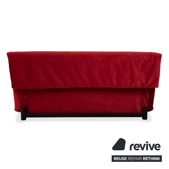 Canapé trois places Ligne Roset Multy, tissu rouge, structure noire, fonction lit manuel, retapissé