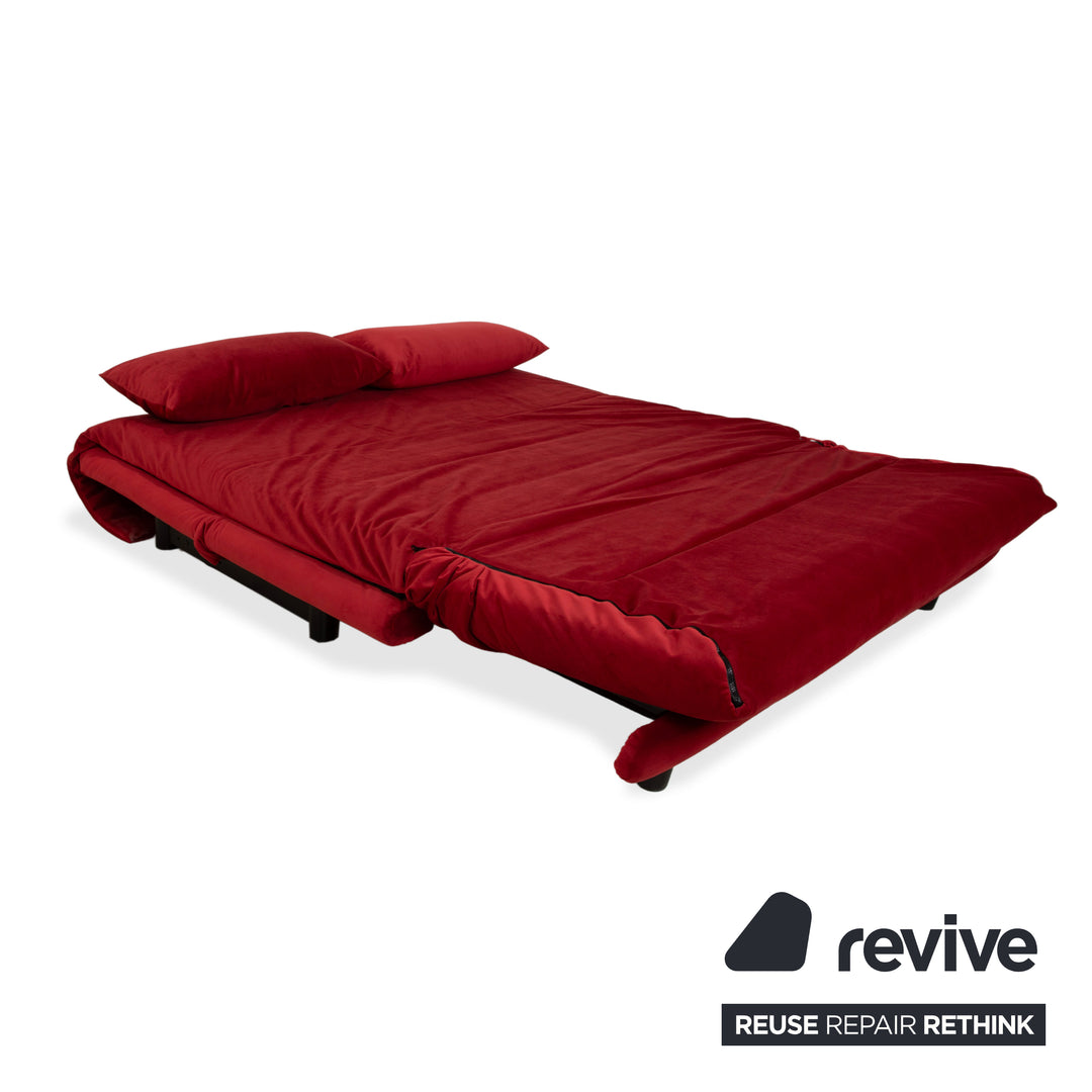 Canapé trois places Ligne Roset Multy, tissu rouge, structure noire, fonction lit manuel, retapissé