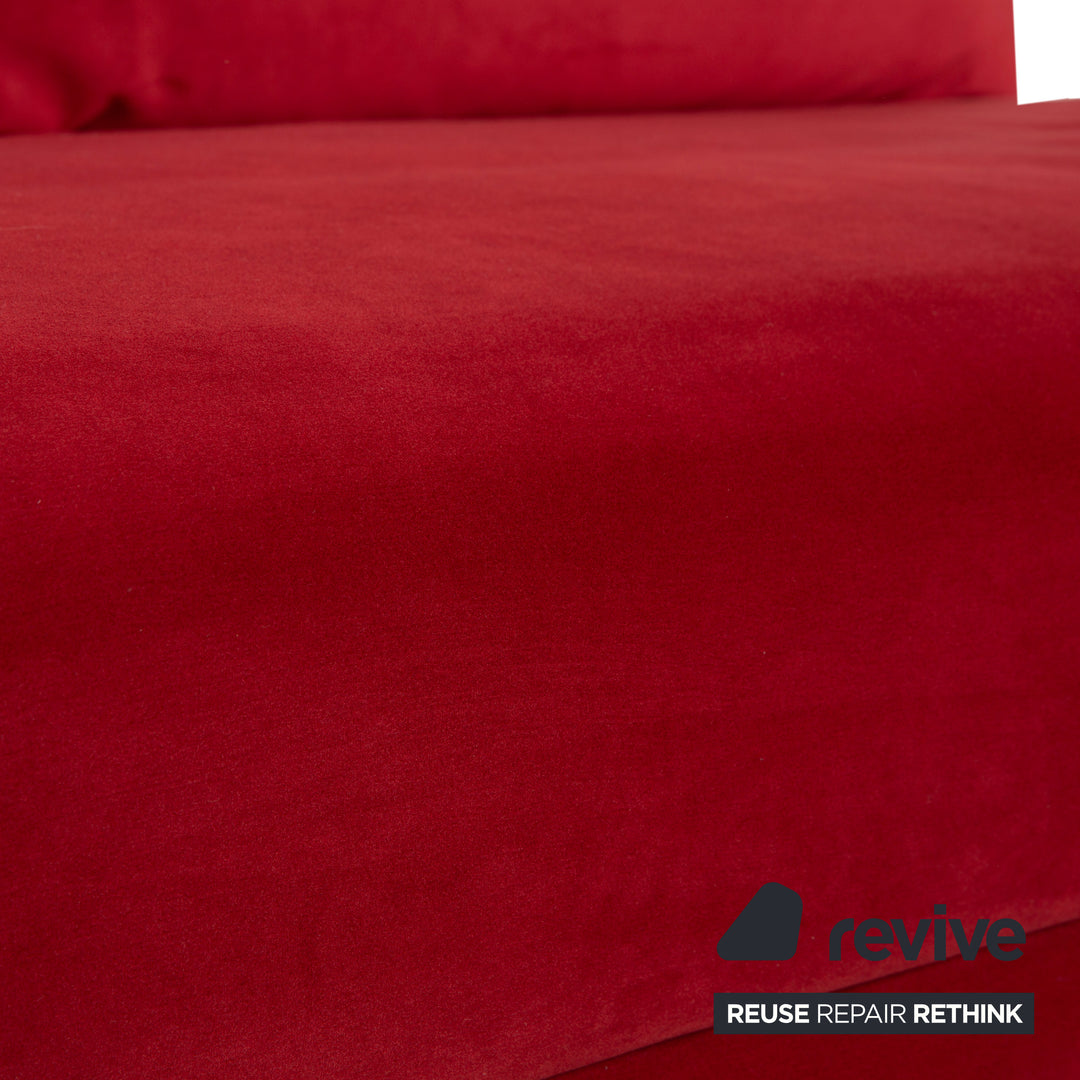 Canapé trois places Ligne Roset Multy, tissu rouge, structure noire, fonction lit manuel, retapissé