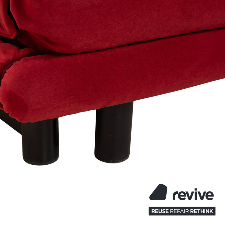 Canapé trois places Ligne Roset Multy, tissu rouge, structure noire, fonction lit manuel, retapissé