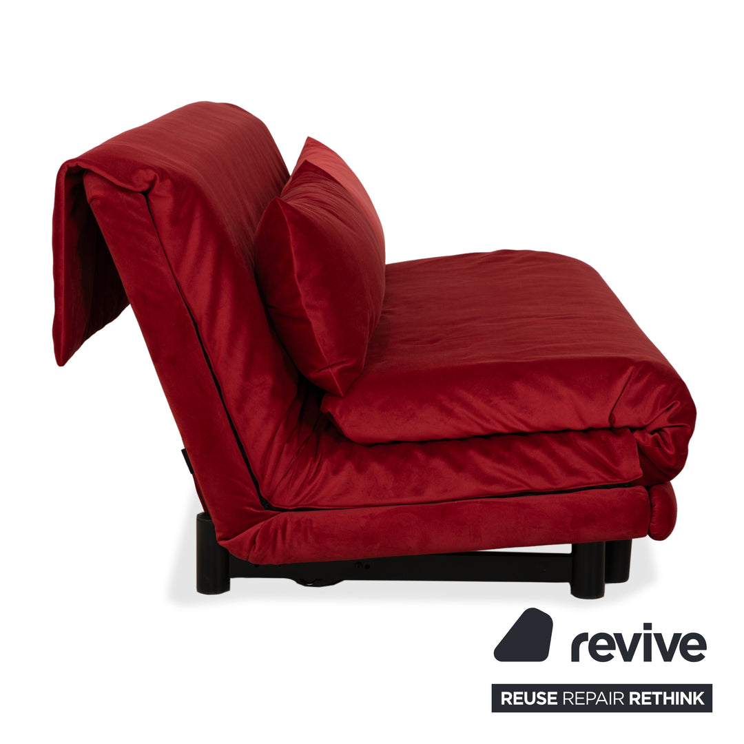 Canapé trois places Ligne Roset Multy, tissu rouge, structure noire, fonction lit manuel, retapissé