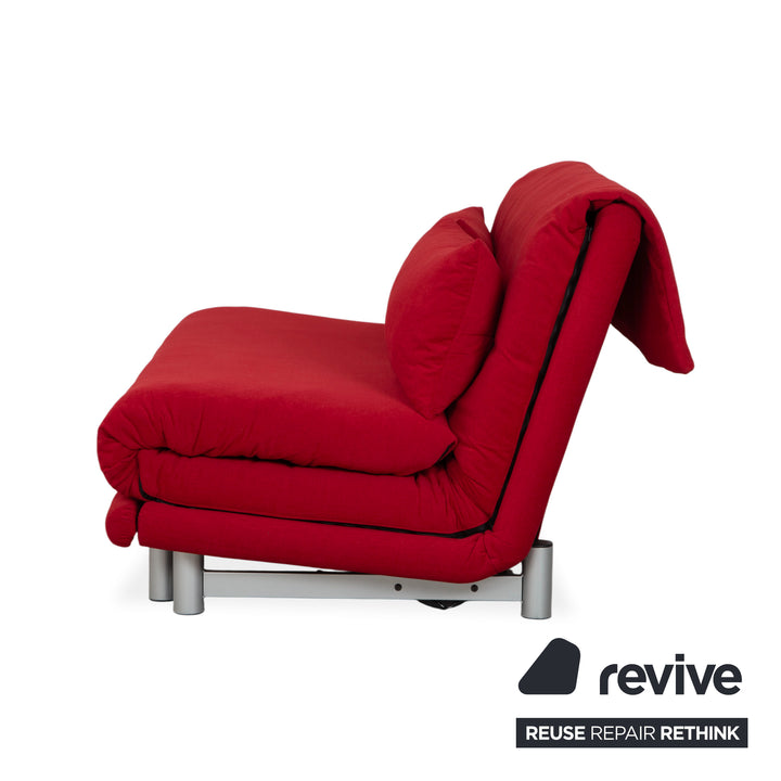 Canapé-lit manuel trois places Ligne Roset Multy en tissu rouge, réfection de canapé