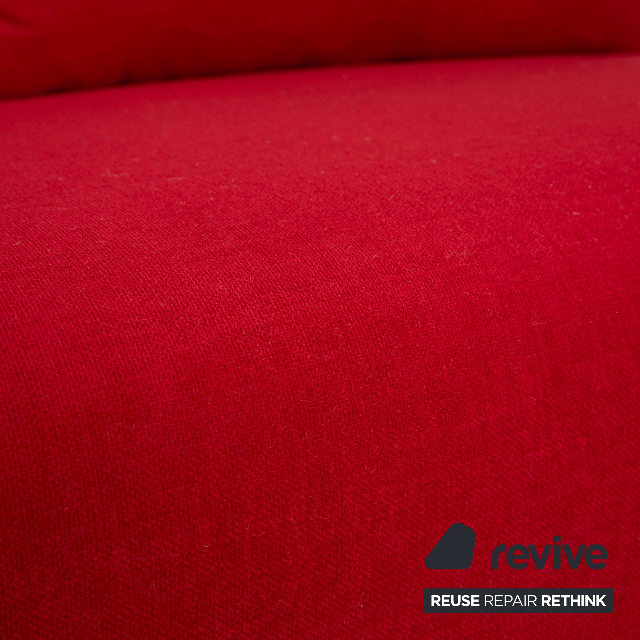 Canapé-lit manuel trois places Ligne Roset Multy en tissu rouge, réfection de canapé