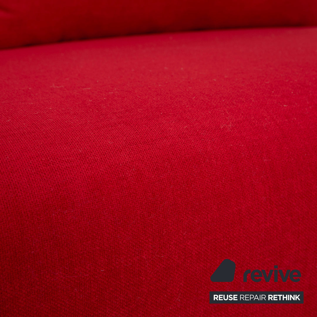 Canapé-lit manuel trois places Ligne Roset Multy en tissu rouge, réfection de canapé