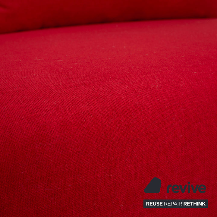 Canapé-lit manuel trois places Ligne Roset Multy en tissu rouge, réfection de canapé