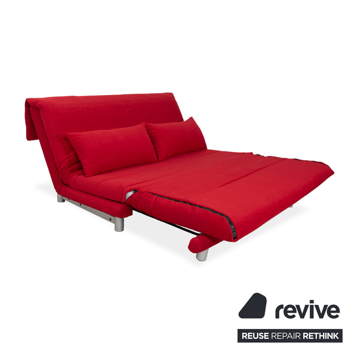 Canapé-lit manuel trois places Ligne Roset Multy en tissu rouge, réfection de canapé
