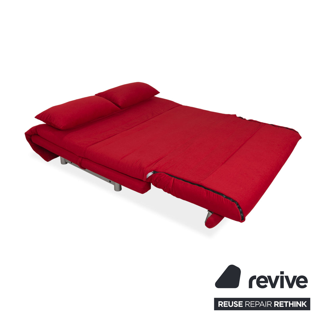 Canapé-lit manuel trois places Ligne Roset Multy en tissu rouge, réfection de canapé