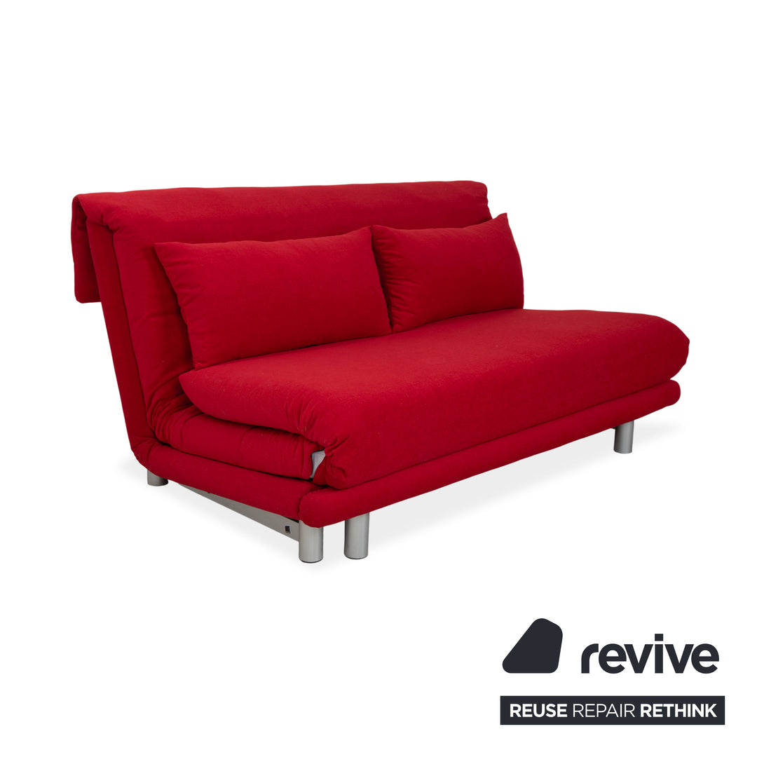 Canapé-lit manuel trois places Ligne Roset Multy en tissu rouge, réfection de canapé