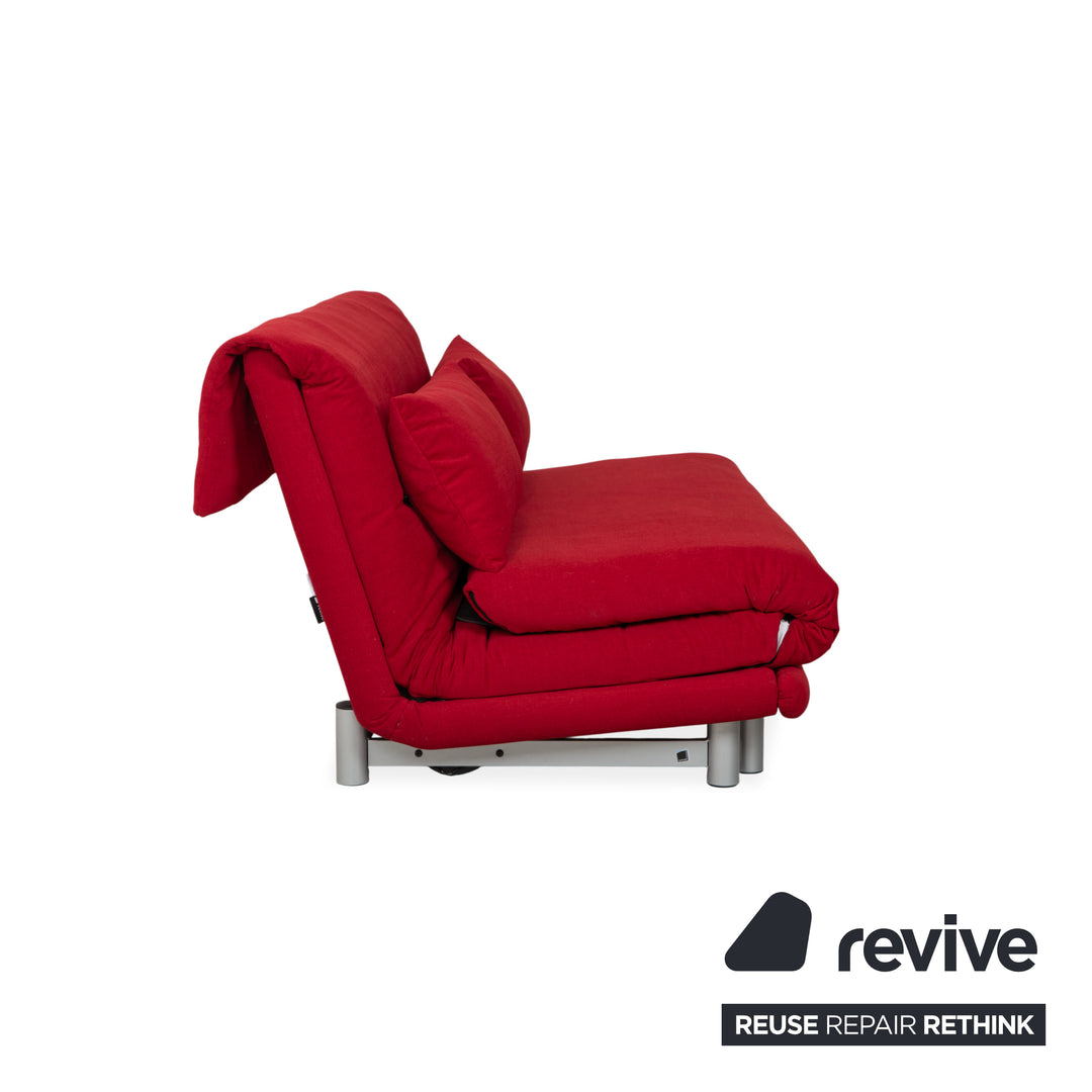 Canapé-lit manuel trois places Ligne Roset Multy en tissu rouge, réfection de canapé