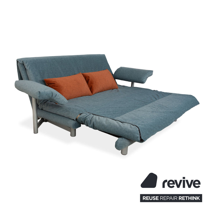 Canapé-lit manuel trois places Ligne Roset Multy en tissu bleu-gris avec accoudoirs