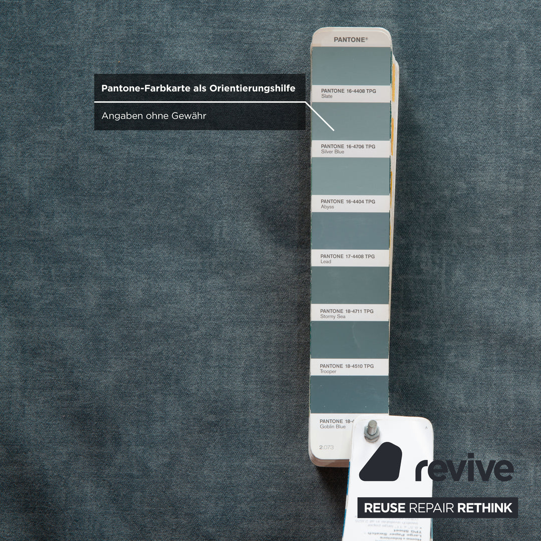 Canapé-lit manuel trois places Ligne Roset Multy en tissu bleu-gris avec accoudoirs