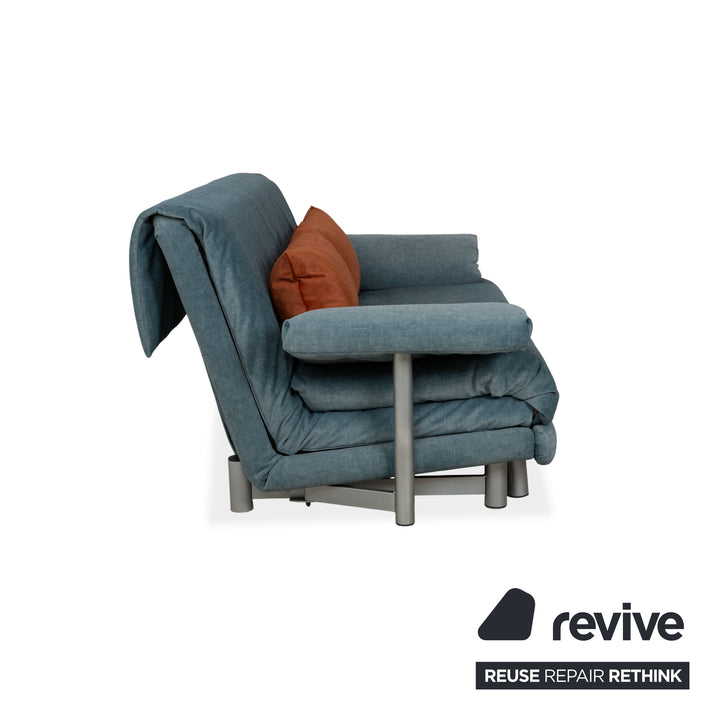 Canapé-lit manuel trois places Ligne Roset Multy en tissu bleu-gris avec accoudoirs