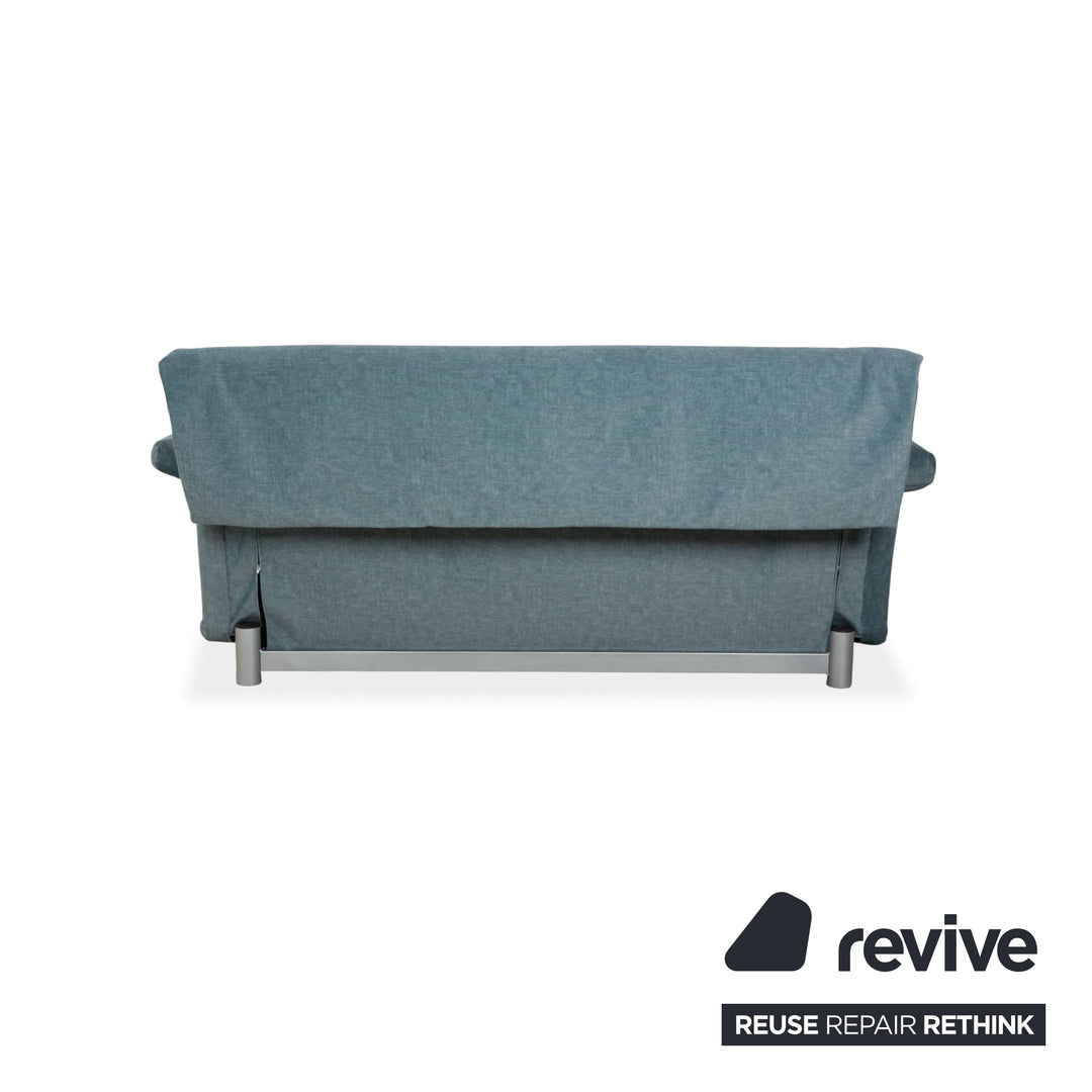 Canapé-lit manuel trois places Ligne Roset Multy en tissu bleu-gris avec accoudoirs