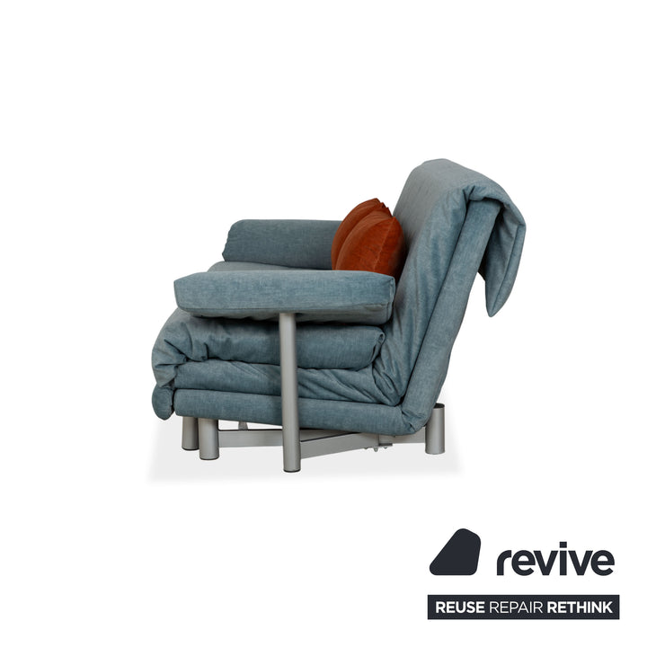 Canapé-lit manuel trois places Ligne Roset Multy en tissu bleu-gris avec accoudoirs